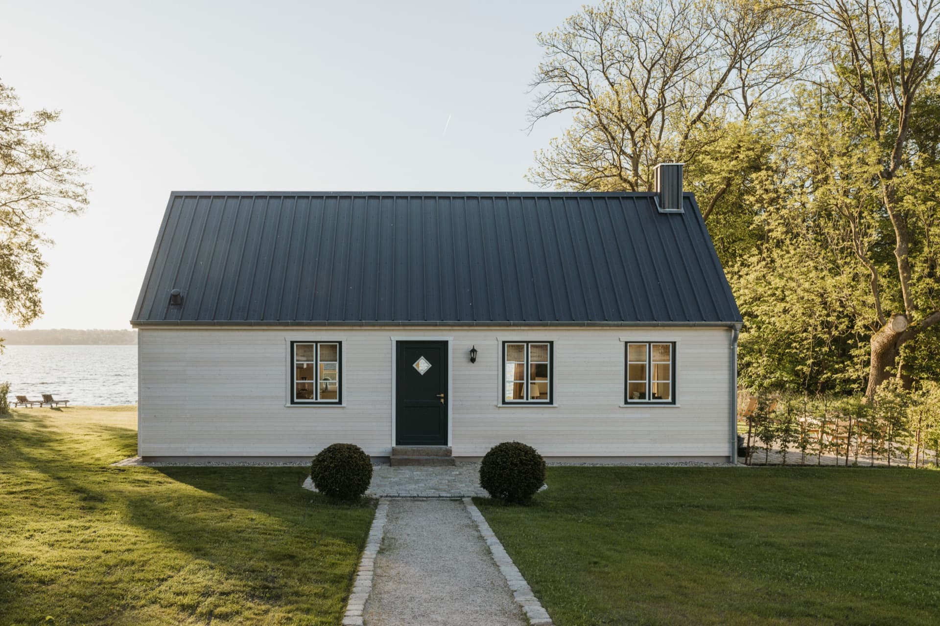 Seehaus mit dunklem Pultdach am Plöner See