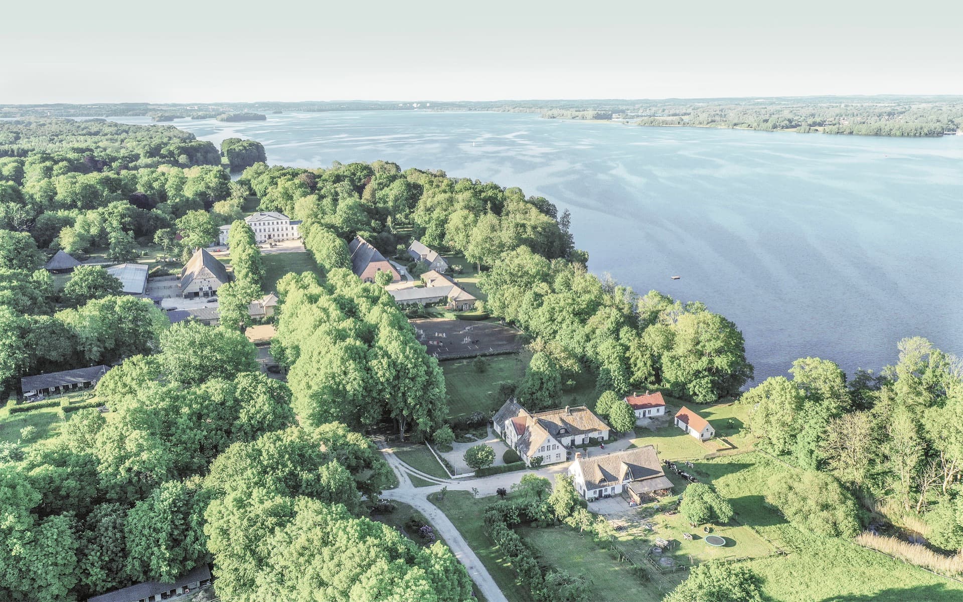 Gut Nehmten aus der Luft — Reetdach-Häuser am Plöner See